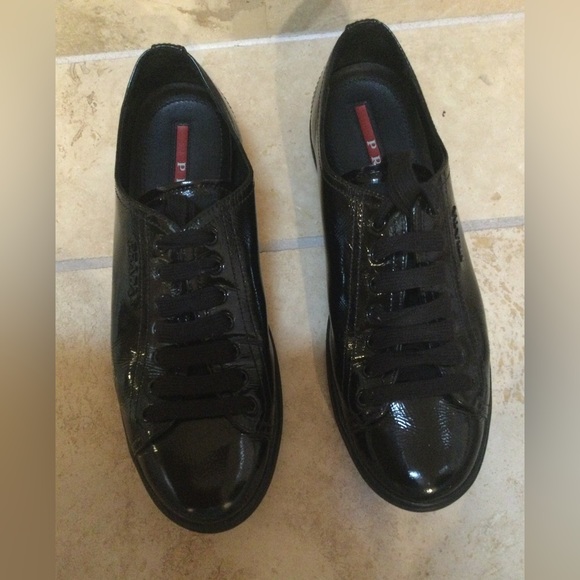 PRADA BLACK PATENT LEATHER SNEAKERS SIZE 8 WORN A COUPLE OF TIMES - Picture 4 of 7